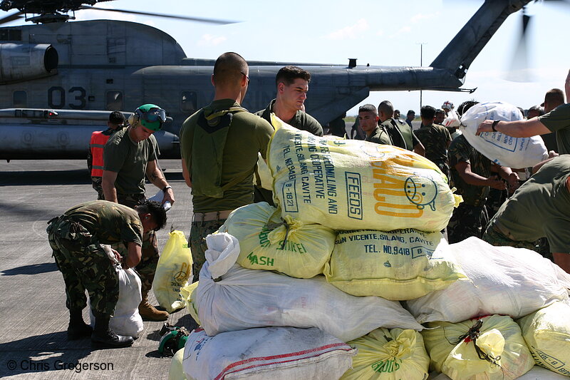 Photo of US Marines Loading Relief Supplies(4254)