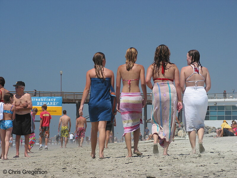 Photo of Girls in Towels Walking on the Beach(4287)
