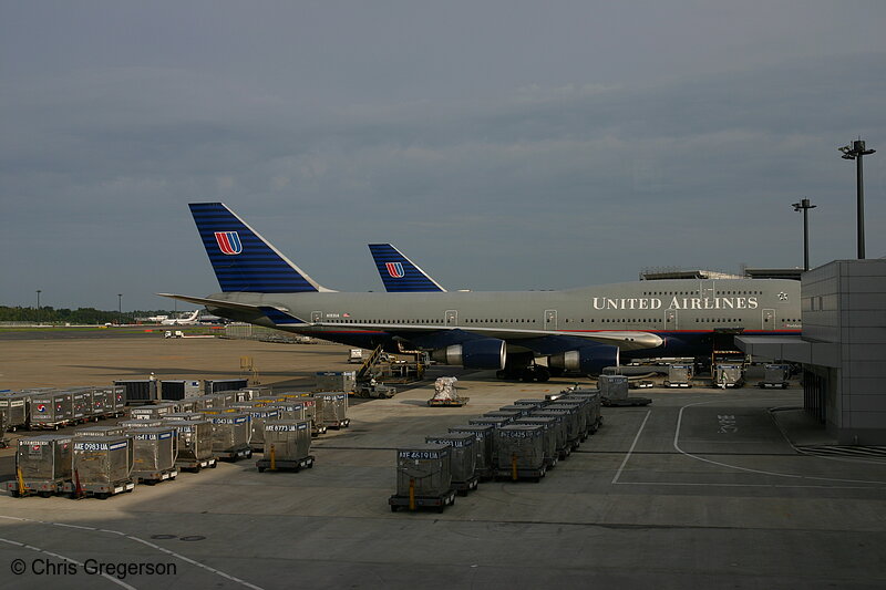 Photo of United Airlines 747-400 at the Gate, Hong Kong(4389)