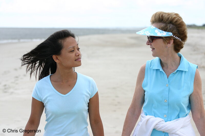 Photo of Women Walking on the Beach Together(4933)