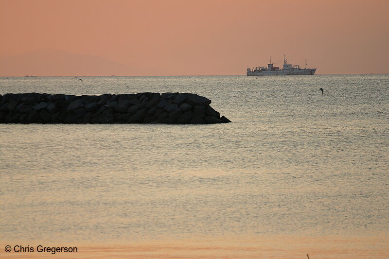 Photo of Ferry in a Tranquil Manila Bay at Dusk(5584)