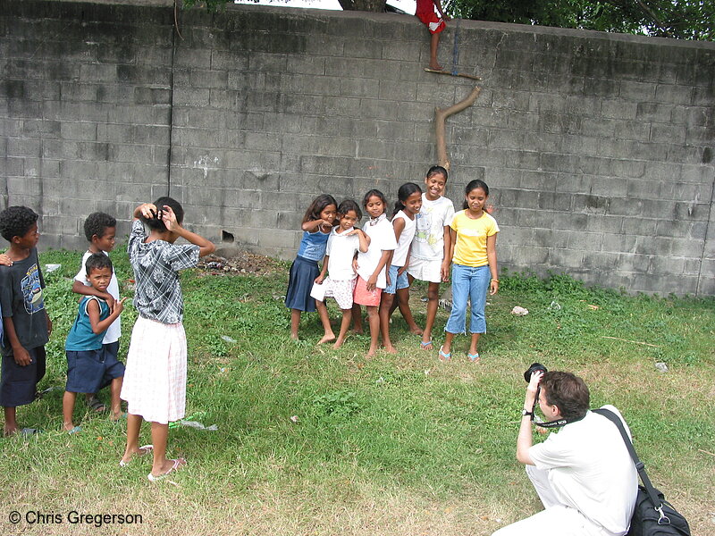 Photo of American Photographing Female Aeta Kids in Pampanga(5998)