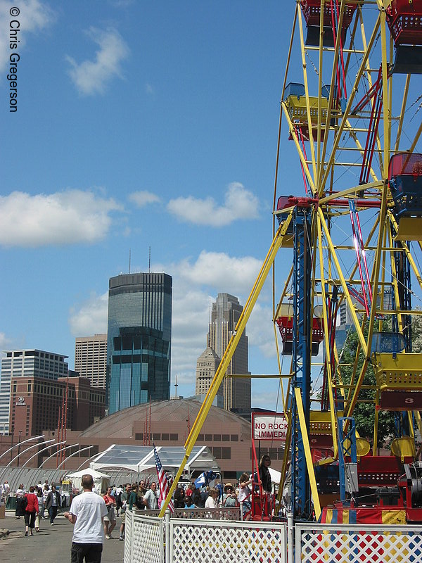 Photo of Ferris Wheel and Minneapolis Skyline(2101)
