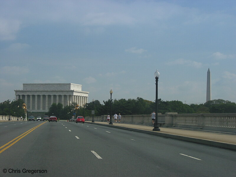 Photo of Memorial Bridge and the Lincoln Memorial(2412)