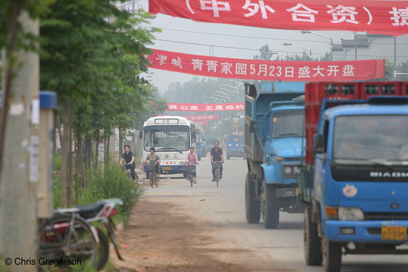 Photo of Trucks, Buses, Bicycles on Jinhua Road(3365)