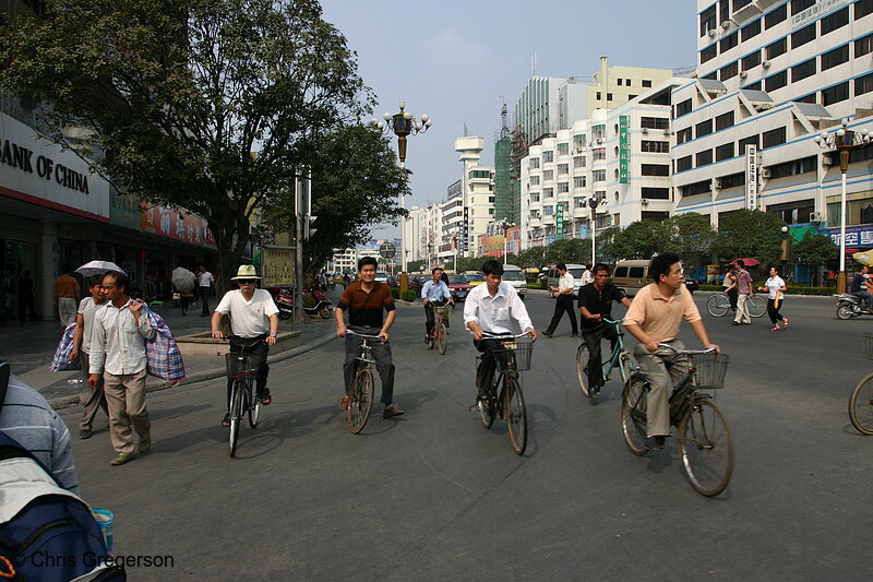 Photo of Bike Commuters at an Intersection in China(5099)