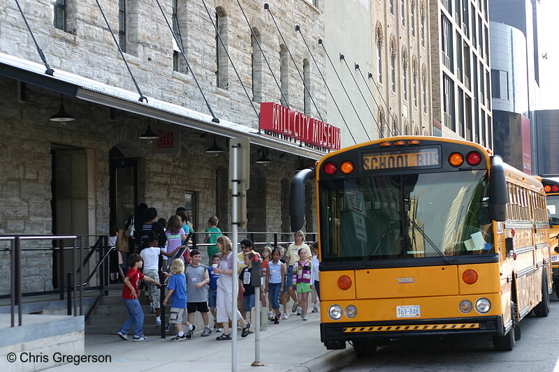 Photo of School Children Arriving at the Mill City Museum(5468)