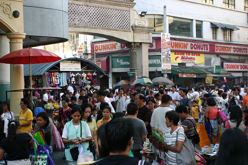 Photo of Crowd of Shoppers and Vendors along Evangelista Street and in Front of Carriedo Flea Market(5500)