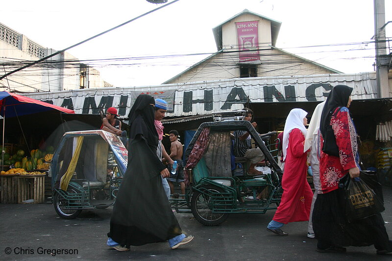 Photo of Muslims Wearing Headscarfs and Chadors or Jilbab in Quiapo(5508)