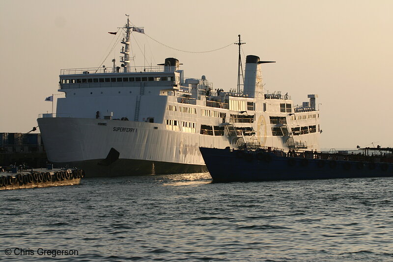 Photo of Boat Transfers Goods to Superferry 1 Passenger Ship(5510)