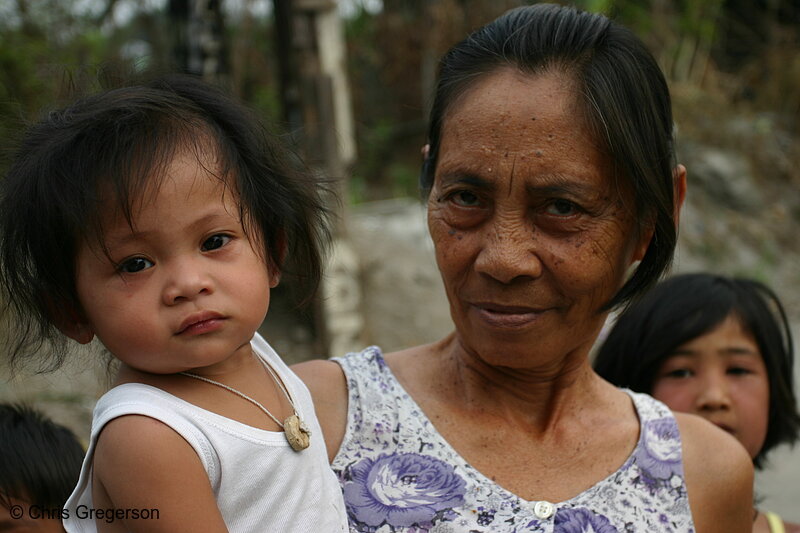 Photo of Filipina Grandmother and Grandchild in Angeles City, Pampanga(5920)