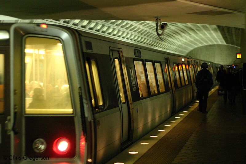 Photo of Train in a Washington, D.C. Metrorail Station(6223)