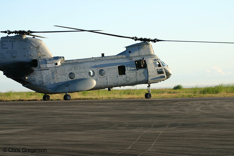 Photo of US Marine CH-46 Sea Knight Taxiing on Runway in the Philippines(7529)