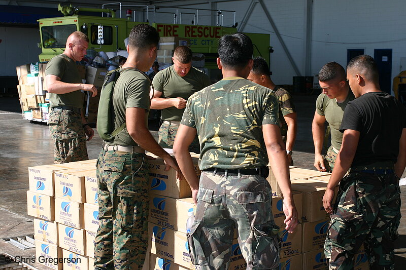 Photo of US Marines and Philippine Air Force Personnel on Relief Operation(7557)