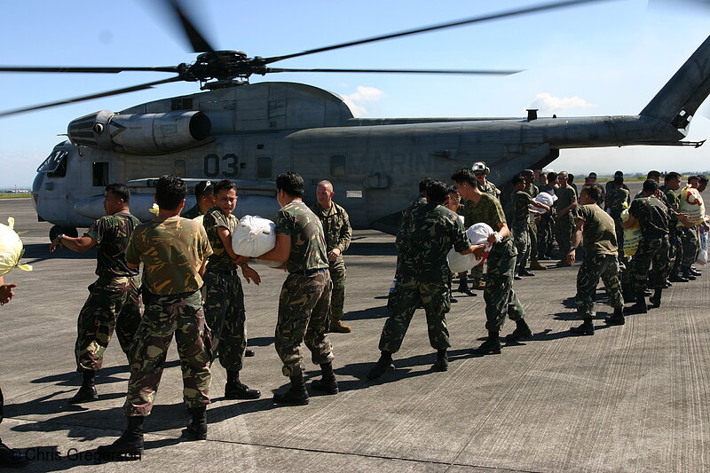 Photo of US and Philippine Soldiers Loading Helicopter with Relief Supplies(7562)