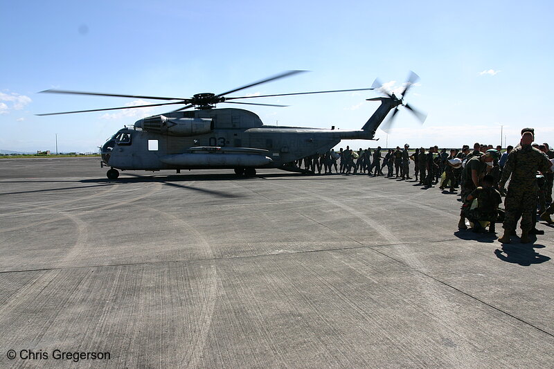 Photo of US and Philippine Soldiers Loading Helicopter with Relief Supplies(7564)
