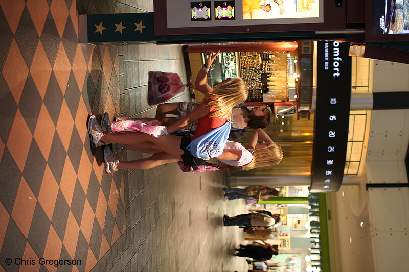 Photo of Girls Shopping at the Mall of America, Bloomington(7586)