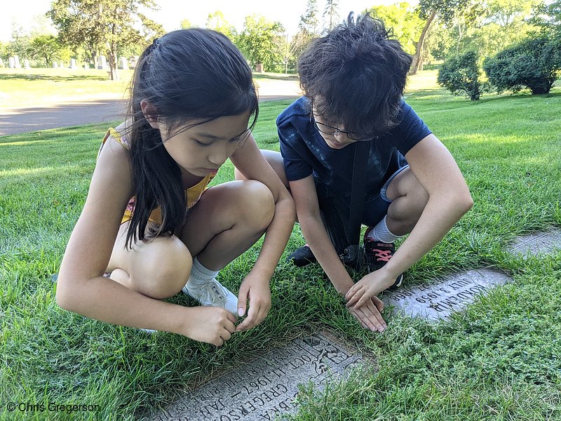 Photo of Clio and Athena at Lakewood Cemetery(8393)
